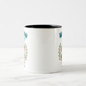 可愛パーソナライズされたいペンギンのマグカップ – 「氷の日を過ごす」 ツートーンマグカップ (中央)