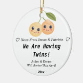 可愛パーソナライズされたい双子の妊娠告知Cer セラミックオーナメント (左)
