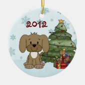 可愛パーソナライズされたい子犬ベビーの第1クリスマス セラミックオーナメント (正面)