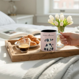 可愛パーソナライズされたい水色の牛ピンクの女の子 ツートーンマグカップ