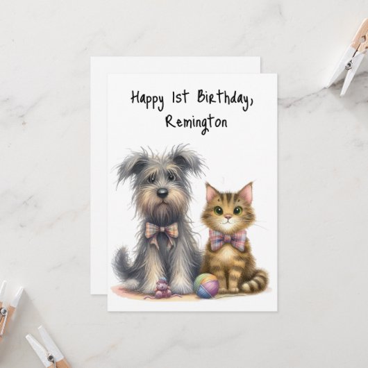 可愛パーソナライズされたい犬と猫ハッピー一次誕生日 カード (正面/裏面インサイチュ)