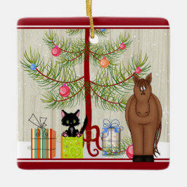 可愛パーソナライズされたい茶色の馬と子猫のクリスマス セラミックオーナメント
