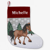 可愛パーソナライズされたい茶色の馬の冬のシーン スモールクリスマスストッキング (正面)