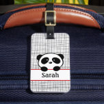 可愛パーソナライズされたい赤パンダクマ動物 ラゲッジタグ<br><div class="desc">このトレンディーモダンと荷物のタグは黒と白のドードルの背景に黒とパンダのデザインを有す赤と白る。子供や10代に最適。</div>