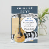 可愛パーソナライズされたい1歳の誕生日ボーイパーティーギター 招待状 (スタンド正面)