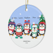 可愛パーソナライズされたい5ペンギンの雪景色 セラミックオーナメント (左)