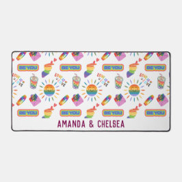 可愛パーソナライズされたいLGBTQ+プライドデスクマット デスクマット