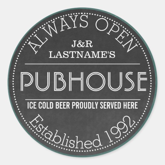 可愛フェイクいチョークパーソナライズされたボードカップルのパブサイン ラウンドシール (正面)