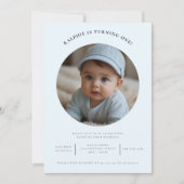 可愛ミニマルい写真の最初のバースデー淡い色のブルーパーティー 招待状 (正面)