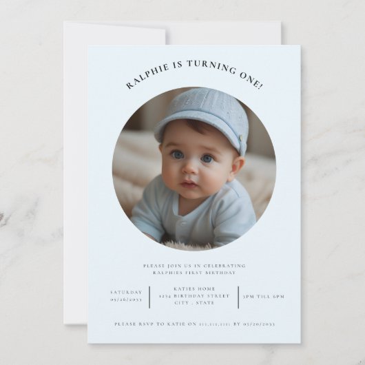 可愛ミニマルい写真の最初のバースデー淡い色のブルーパーティー 招待状 (正面)