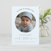 可愛ミニマルい写真の最初のバースデー淡い色のブルーパーティー 招待状 (スタンド正面)