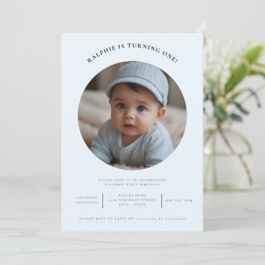 可愛ミニマルい写真の最初のバースデー淡い色のブルーパーティー 招待状 (スタンド正面)