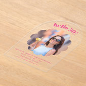 可愛モダンいピンク50th誕生日パーティー写真アーチ アクリル招待状 (レイダウン)