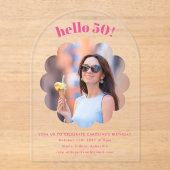 可愛モダンいピンク50th誕生日パーティー写真アーチ アクリル招待状 (正面)