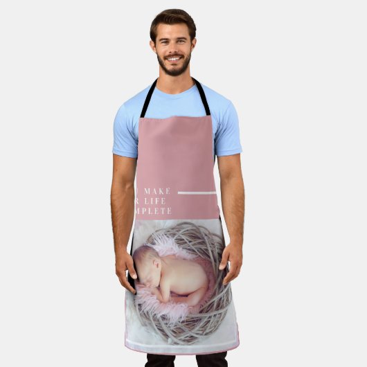 可愛モダンいベビー写真 |ピンクと白 |引用文 エプロン (着用した状態)