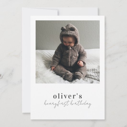 可愛モダンい小さなクマの写真1歳の誕生日 招待状 (裏面)