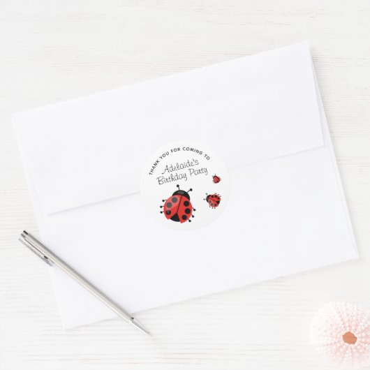 可愛モダンい赤いラディバグパーソナライズされたありがとう ラウンドシール (封筒)