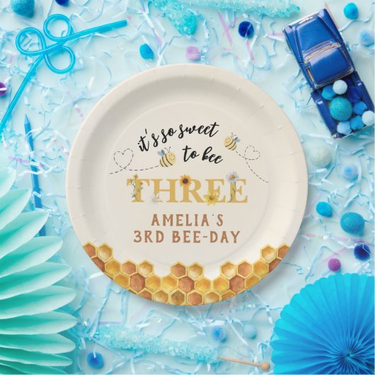 可愛モダンい3歳の誕生日を迎えるのはとても甘い ペーパープレート (パーティー)