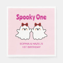 可愛不気味い双子の女の子ハロウィーン1歳の誕生日