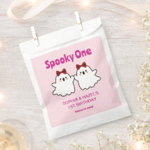 可愛不気味い双子の女の子ハロウィーン1歳の誕生日