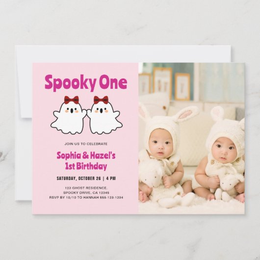 可愛不気味い双子の女の子1歳の誕生日の写真 招待状 (正面)