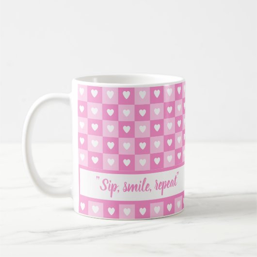 可愛市松模様にいハートパターン(の模様が)あるピンク名前をカスタムする コーヒーマグカップ (左)