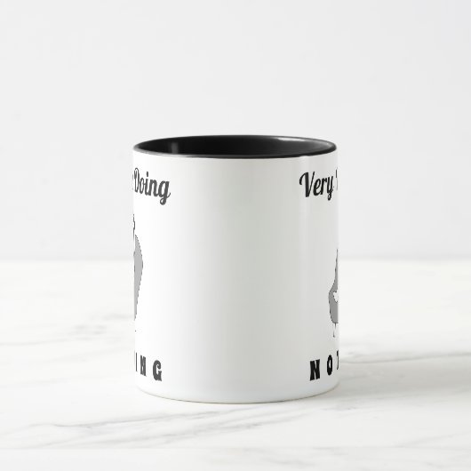 可愛忙しい猫のユーモアを何もおもしろいしない マグカップ (中央)