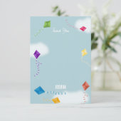可愛数々のい色の飛んでいる凧キッズパターン サンキューカード (スタンド正面)
