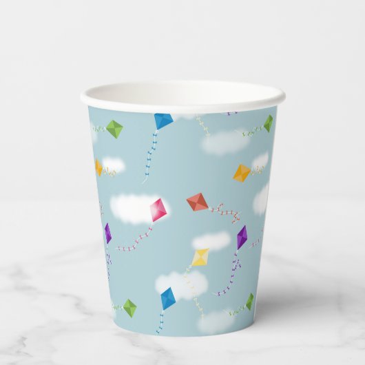 可愛数々のい色の飛んでいる凧キッズパターン 紙コップ (裏面)