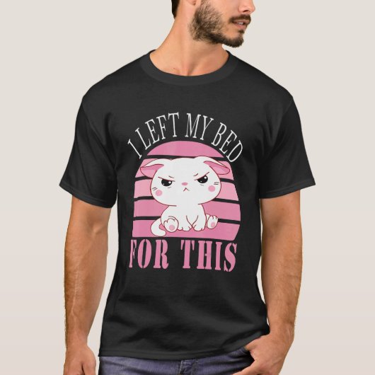 可愛離れい不機嫌な子猫のベッド Tシャツ (正面)