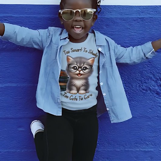 可愛頭が切れるい勉強で猫に気にはない Tシャツ