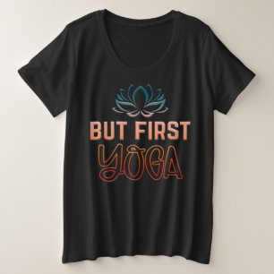 可愛魅力的らしいヨガ引用文「But First Yoga」 プラスサイズTシャツ