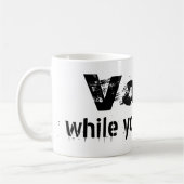 可能な間に投票 – 政治の未来の引用文 コーヒーマグカップ (左)