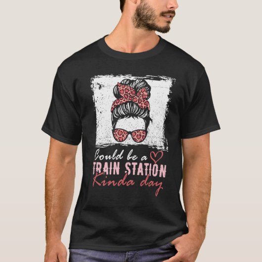 可能性がある駅Kinda日Messy Bun 5 Tシャツ (正面)