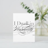 可能性に住む – エミリー・ディキンソン引用文 ポストカード (スタンド正面)