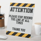 台座看板の後ろにいる 台座サイン (インサイチュ)