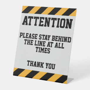 台座看板の後ろにいる 台座サイン