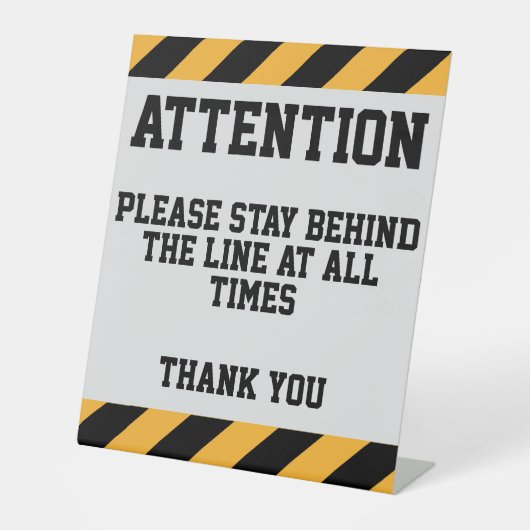 台座看板の後ろにいる 台座サイン (正面)