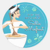 台所から黒髪の女性がパン焼き ラウンドシール (正面)