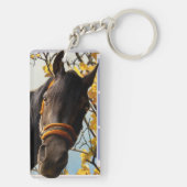 台所の窓から見ている奇妙な馬 キーホルダー (裏面)