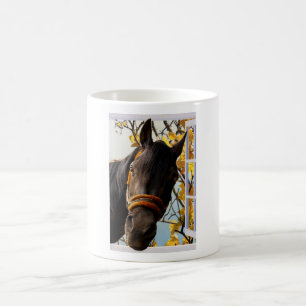 台所の窓から見ている奇妙な馬 コーヒーマグカップ