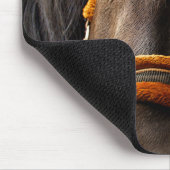 台所の窓から見ている奇妙な馬 マウスパッド (コーナー)