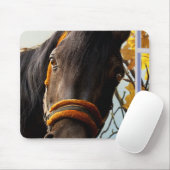 台所の窓から見ている奇妙な馬 マウスパッド (マウス)