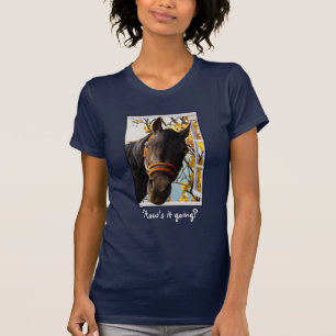 台所の窓から見ている奇妙な馬 Tシャツ