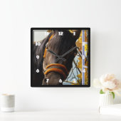 台所の窓越しに見る奇妙な馬 スクエア壁時計 (ホーム)