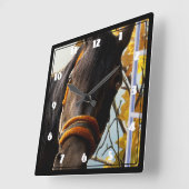 台所の窓越しに見る奇妙な馬 スクエア壁時計 (傾斜)