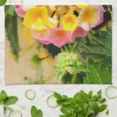 台所タオルのピンクおよび黄色い花の植物 キッチンタオル (折り畳み)