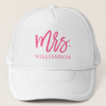 台本パーソナライズされた夫人 キャップ<br><div class="desc">ホットピンクのブラシスクリプトをかわいらし特徴とするモダンこの帽子で新しい姓を表示。</div>