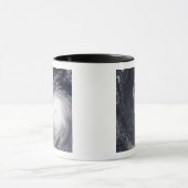 台風すごいメロールが太平洋上空を飛行 マグカップ (中央)