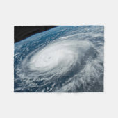 台風のヒンナムナー。 フリースブランケット (正面(横))